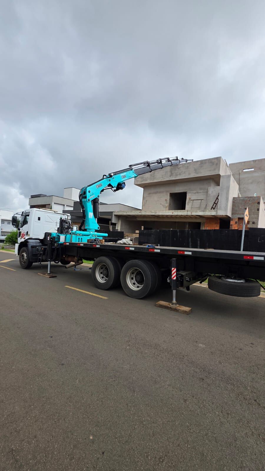 Munck articulado para movimentação de cargas